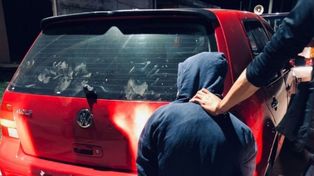 Pablo P. detenido al costado del VW Golf en el que circulaba. En principio será acusado el viernes por su vínculo con el auto.