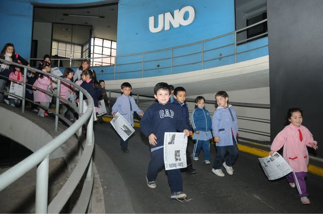 Todos juntos. Las tres salitas de cinco años de la institución conocieron cada uno de los rincones del diario y pudieron ver qué se necesita para hacer cada una de las páginas.