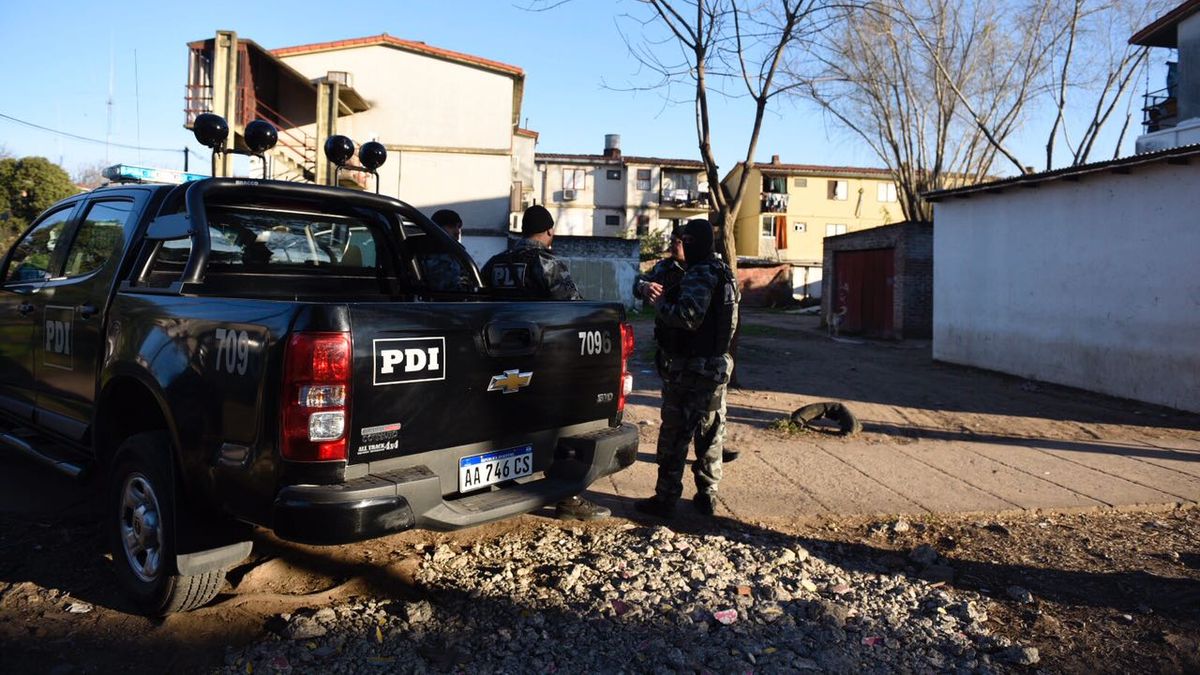 Detuvieron a cuatro personas y secuestraron drogas y un arma en un ...