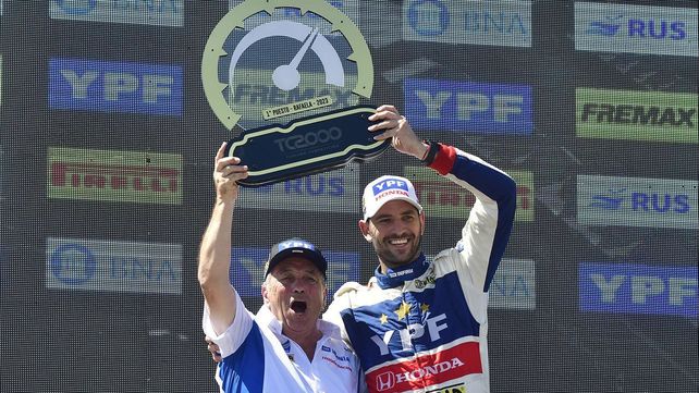Desahogo. El Flaco Ardusso y Javier Ciabattari celebran con todo en el podio de Rafaela. Gran triunfo en el TC2000.