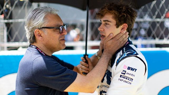 Luca De Meo, el capo máximo de Renault y Alpine, saluda a Franco Colapinto antes del inicio en Barcelona. Hay respaldo y confianza.