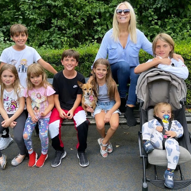 Nora Colosimo y sus siete nietos.