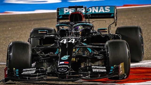 Lewis Hamilton estrenó su título con un triunfo en Bahrein