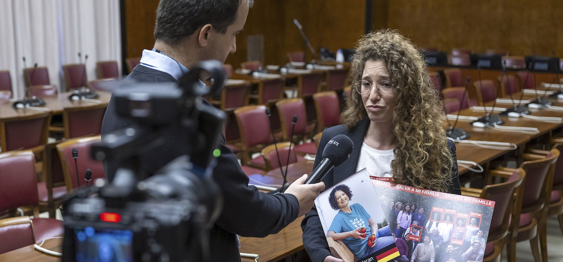 Noam Har Tzvi, una amiga de Shoshan Haran que fue secuestrada con 9 miembros de su familia por terroristas de Hamas el 7 de octubre, habla durante una entrevista en la sede europea de las Naciones Unidas en Ginebra, Suiza, el jueves 19 de octubre de 2023. (Martial Trezzini/Keystone vía AP) Noam Har Tzvi, una amiga de Shoshan Haran que fue secuestrada con 9 miembros de su familia por terroristas de Hamas el 7 de octubre, habla durante una entrevista en la sede europea de las Naciones Unidas en Ginebra, Suiza, el jueves 19 de octubre de 2023. (Martial Trezzini/Keystone vía AP)