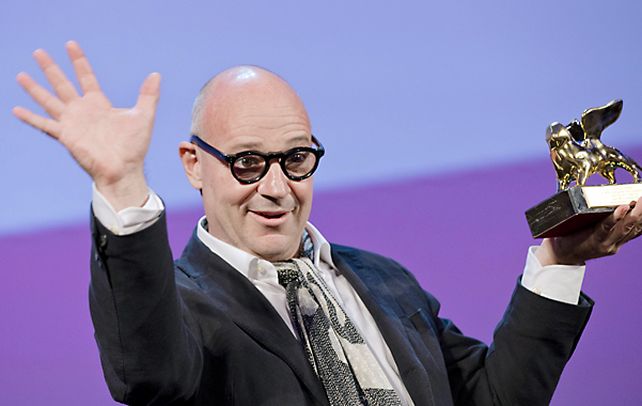 Gianfranco Rosi celebra el premio alabando la “valentía” del jurado de la muestra.