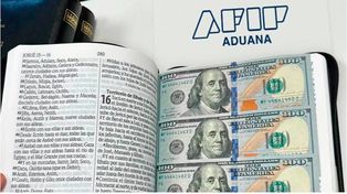Descubren casi 17.000 dólares escondidos en biblias que se iban a enviar a Estados Unidos
