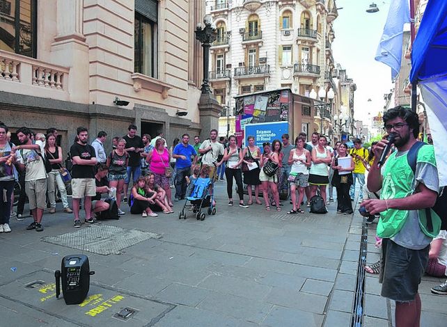 Marcha. Trabajadores y becarios se manifestaron en la peatonal.