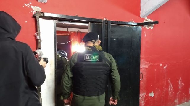 El amplio operativo policial en imágenes: así desarticularon el búnker de la barra brava de Newells