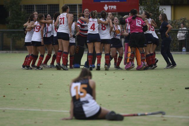 Las dos caras. La jugadora de Estudiantes no encuentra consuelo y las chicas de Old Resian dan rienda suelta a su alegría de haberse consagrado campeonas.