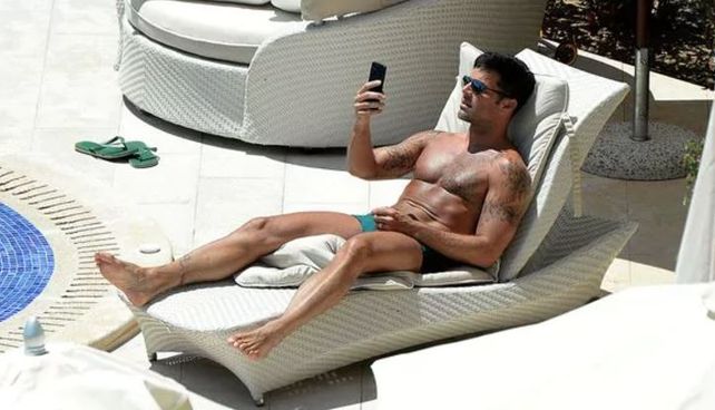 Ricky Martin mostró su lomazo con una sunga súper ajustada en Mallorca