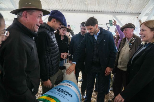 El gobernador Maximiliano Pullaro participó de la ExpoVenado.