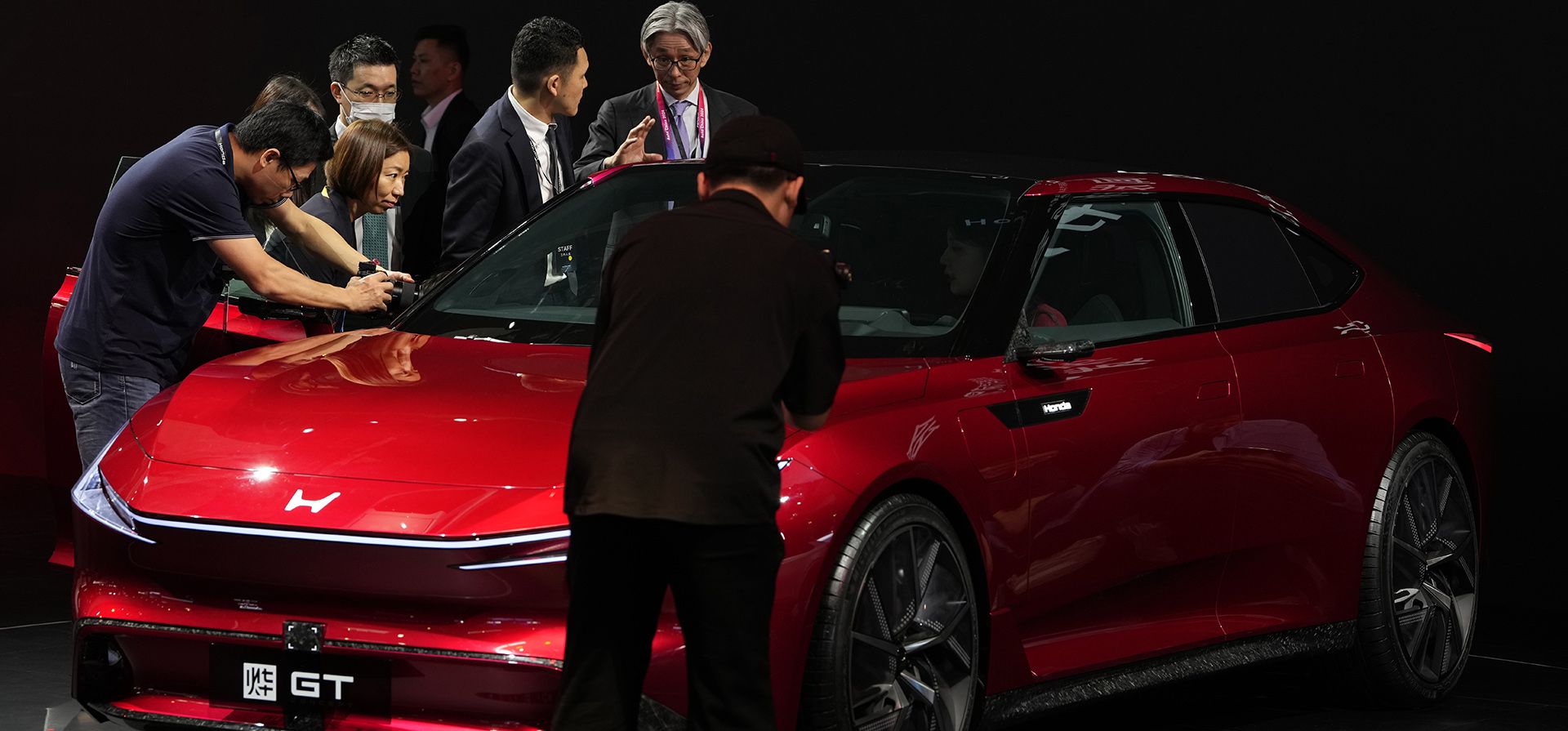 Los asistentes observan el Honda GT durante Auto China 2024 en Beijing, el jueves 25 de abril de 2024. Los fabricantes de automóviles globales y las nuevas empresas de vehículos eléctricos dieron a conocer nuevos modelos y autos conceptuales en el salón del automóvil más grande de China. (Foto AP/Ng Han Guan) Los asistentes observan el Honda GT durante Auto China 2024 en Beijing, el jueves 25 de abril de 2024. Los fabricantes de automóviles globales y las nuevas empresas de vehículos eléctricos dieron a conocer nuevos modelos y autos conceptuales en el salón del automóvil más grande de China. (Foto AP/Ng Han Guan)
