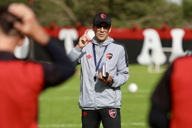 El entrenador se inclinaría por apostar por jugadores que ya tuvieron su chance y no por la sangre joven que siempre puede provenir de la cantera rojinegra.