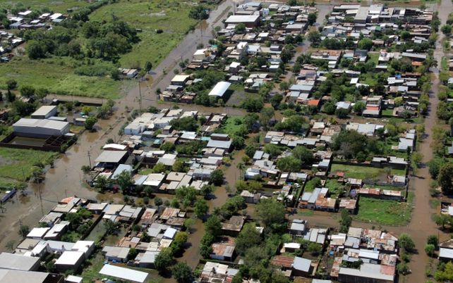 Bonfatti sobrevoló en helicóptero las zonas afectadas por las intensas lluvias que cayeron en la provincia