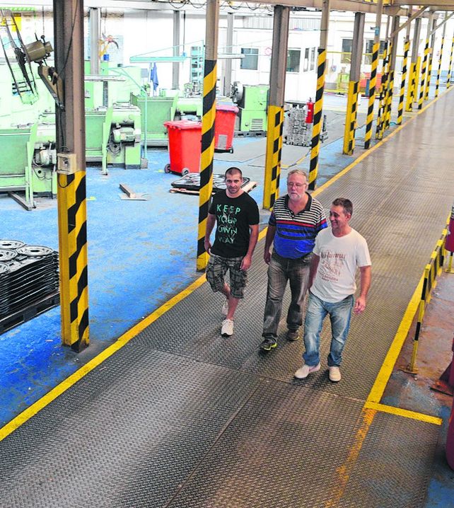 Resistir. Los obreros de Mefro Wheels pelean por la continuidad de la fábrica.