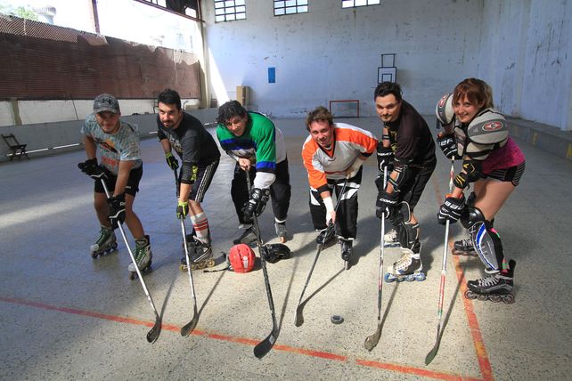 En acción. El deporte tiene reglas similares al hockey sobre hielo con algunas limitaciones de contacto.&nbsp;