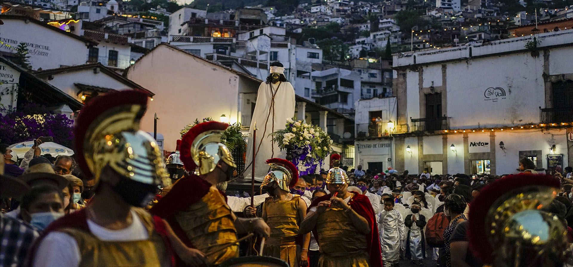 Una estatua de Jesucristo es escoltada por feligreses vestidos como soldados romanos durante una procesión de Semana Santa en Taxco, México, el jueves 14 de abril de 2022.