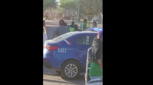 Este domingo se trenzaron hinchas de El Expreso y La Emilia fuera del estadio. Intervino la policía. (Imagen de video)