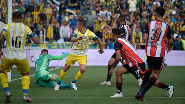 Marco Ruben anotó dos en el último Central-River en el Gigante, el primero de taco, tras pase de Vecchio.