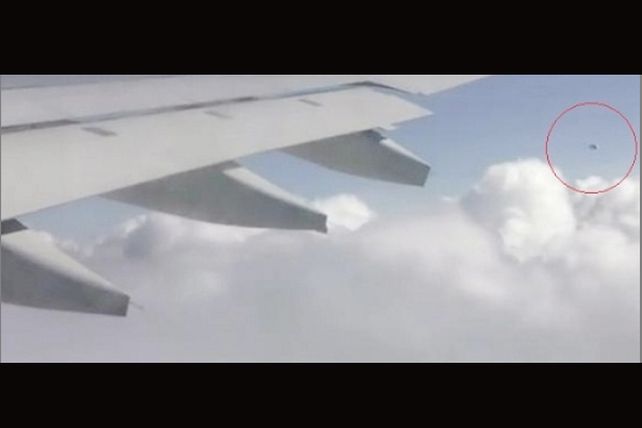 Afirma que filmó un Ovni desde un avión comercial