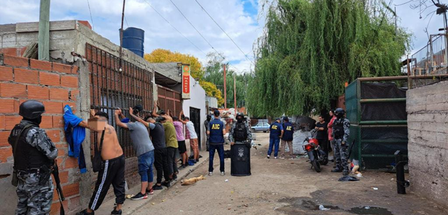 Narcomenudeo. Los detenidos en uno de los procedimientos en Vía Honda.