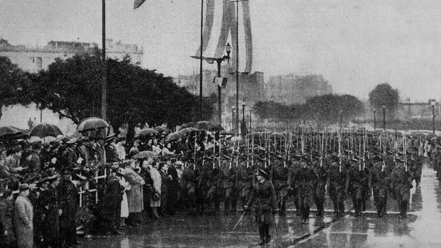 El Regimiento 11 de Infantería desfila por la avenida Belgrano en el primer festejo con el 20 de junio como fecha oficial.