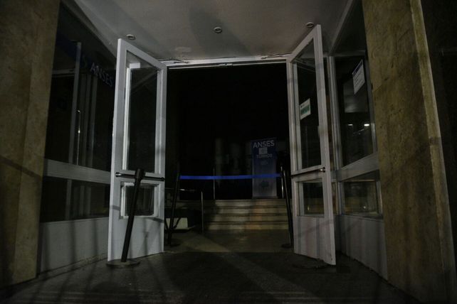 Todo el edificio de Rioja y Sarmiento quedó sin energía eléctrica por el incendio.&nbsp;
