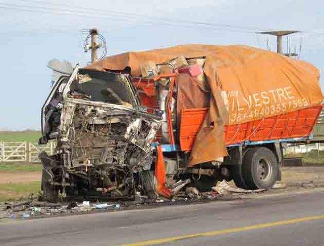 Uno de los camiones quedó con el frente literalmente destruido. (Foto: A. Celoria))
