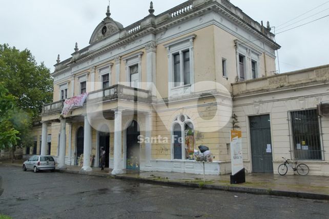 Robos y destrozos en el centro de distrito municipal de la estación Mitre