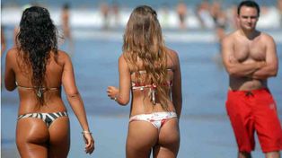 Las altas temperaturas empujan a miles de turistas a las playas de la Costa Atl&aacute;ntica