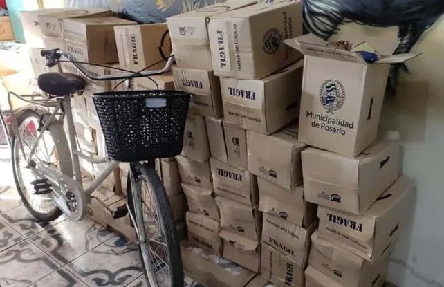 Las cajas del Plan Cuidar que reparte la Municipalidad y fueron halladas en el comedor de Avellaneda al 4500.