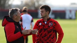 Kudelka y Glavinovich charlan en las prácticas de pretemporada que está llevando adelante el plantel superior de Newells en Bella Vista.