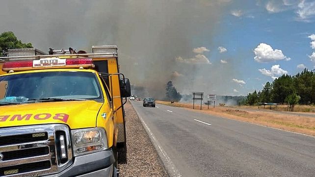 Combaten un incendio fuera de control en Concordia