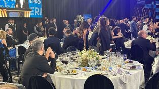 Jey Mammón estuvo presente en la ceremonia de los Martín Fierro y se lo vio sentado en una mesa casi vacía.&nbsp;