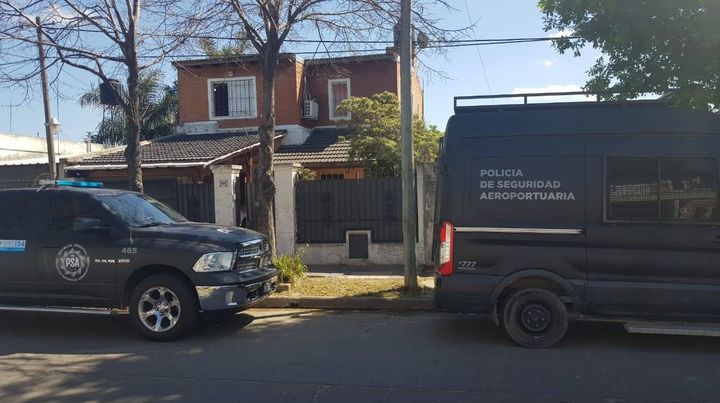 Dos vehículos de la PSA hoy en Villa Gobernador Gálvez, uno de los epicentros de la investigación sobre lavado de activos. Dos vehículos de la PSA hoy en Villa Gobernador Gálvez, uno de los epicentros de la investigación sobre lavado de activos.