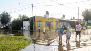 Sin lluvias, las familias evacuadas en Santa Fe esperan poder regresar a sus hogares