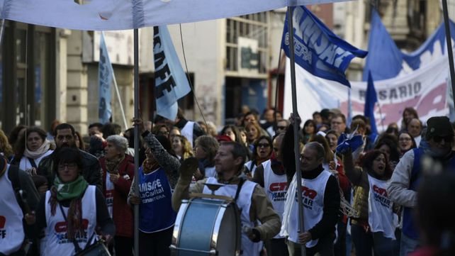 En una jornada de paro nacional, los gremios marchan por el centro de Rosario