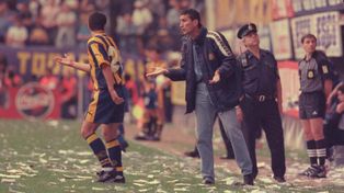 En la Boca. Bauza y una postal del único partido que logró empatarle al elenco xeneize siendo DT canalla. Fue en 2000.