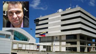 El periodista Jorge Pizarro viajó a Venezuela para cubrir las elecciones pero no le permitieron el ingreso y amenazan con enviarlo a Panamá.