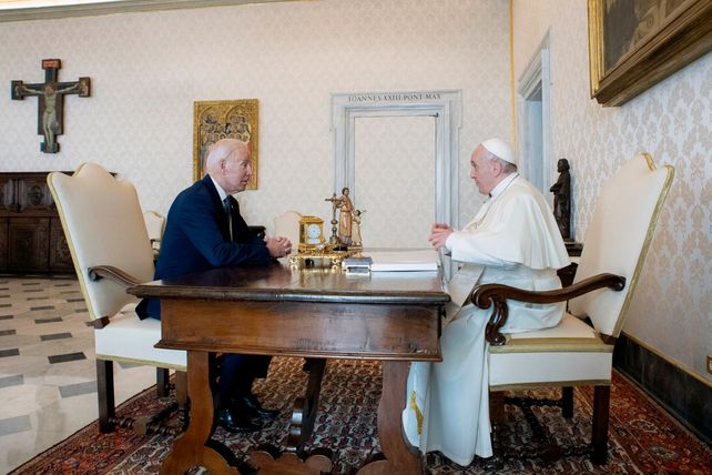 Francisco y Biden se encontraron en el Vaticano y hablaron casi dos horas