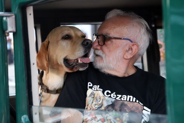 Rodolfo Soler y su perro Sasha suelen pasear en su auto Ford A modelo 1930 por las calles de Rosario.