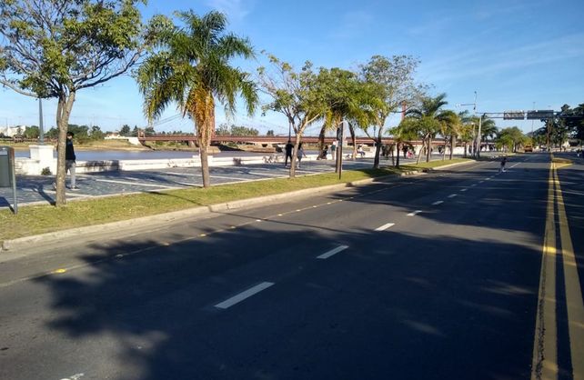 Tras 64 días de aislamiento, los santafesinos volvieron a caminar por la costanera de una forma inusual