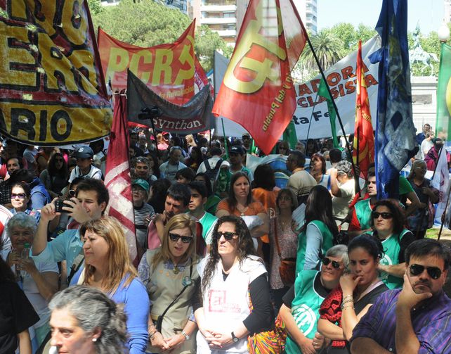 Masiva. Los docentes y estatales colmaron ayer la plaza San Martín