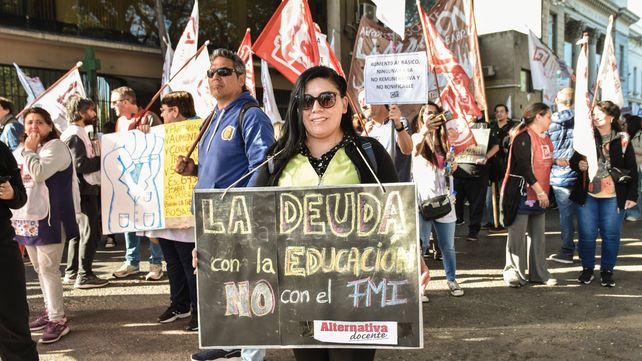 Los maestros y los otros gremios estatales se concentraron ayer frente a la Casa de Gobierno en la ciudad de Santa Fe. 