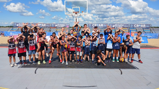 Los chicos del mini básquet fueron la actracción del 3x3 de básquet que se hizo en la playa olímpica.
