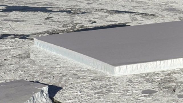 Plataforma LARSEN C. El iceberg tabular que se encuentra flotando.
