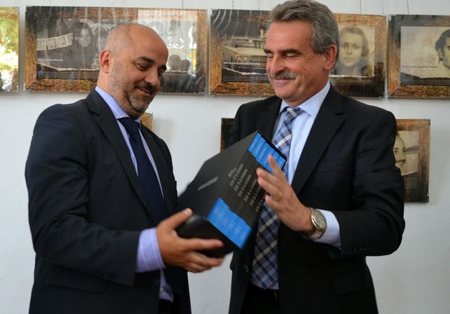 El intendente Palo Oliver recibió del ministro Rossi las actas de la última dictadura militar