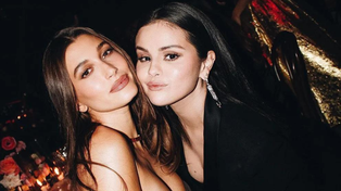 Hailey Bieber y Selena Gómez posando juntas en un evento (via @tyrellhampton)