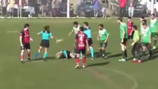 Video: brutal agresión de un jugador a una árbitra en un partido de fútbol regional