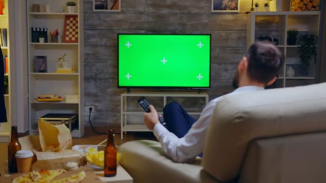 Mantener una buena postura al mirar televisión en el sillón es clave para la salud de la espalda